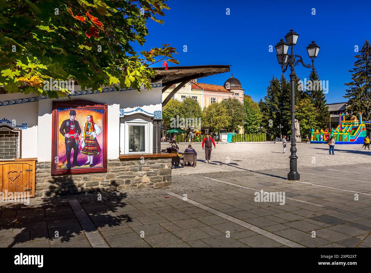 Razlog, Bulgaria, 20 ottobre 2020: Vista panoramica sulla piazza centrale con alberi e gente autunnali Foto Stock