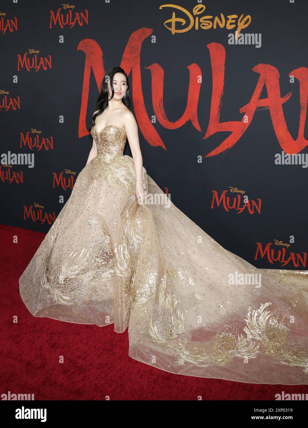 Yifei Liu alla prima mondiale di "Mulan" Disney tenutasi al Dolby Theatre di Hollywood, USA il 9 marzo 2020 Foto Stock