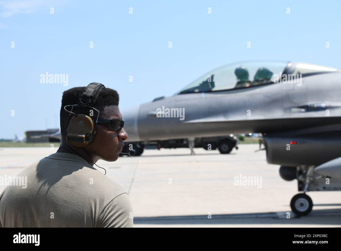 Elijah Ivey, capo dell'equipaggio del 177th Aircraft Maintenance Squadron, guarda il suo gregge durante un rifornimento a caldo al 177th Fighter Wing, Egg Harbor Township, New Jersey, 17 luglio 2024. Durante il corso di addestramento per la gestione degli oli e dei lubrificanti multifunzionali del volo 177FW Logistics Readiness Squadron Petroleum Oil and Lubricants Fuels, gli aviatori di diverse carriere hanno appreso il funzionamento e la manutenzione dei rifornimenti R-11, le operazioni criogeniche, le operazioni di laboratorio sui combustibili e le operazioni di base dei centri di servizio del combustibile. (Foto della U.S. Air National Guard di Airman Basic Alex Cadavid) Foto Stock