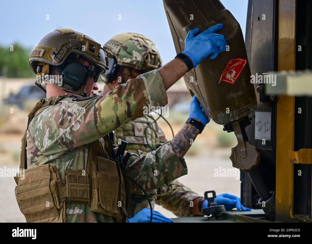 Staff Sgt. Robert McGuckin, 521st Contattacency Response Squadron Noncommissioned Officer responsabile di contingency Fuel Ops, e staff Sgt. Dale Jones, 521st CRS Aerial Porter, carburante un carrello elevatore prima delle operazioni in esercitazione Bamboo Eagle 24-3 agosto 2 su Edwards AFB, California. Durante la Bamboo Eagle, le risorse dell'aeronautica mobile sosterranno i combattenti che implementano la generazione di potenza di combattimento a tutti i domini da posizioni di base disaggregate in tutta la parte occidentale degli Stati Uniti, insieme a comando e controllo distribuiti, logistica agile e rifornimento tattico aria-aria. (Foto U.S. Air Force Foto Stock