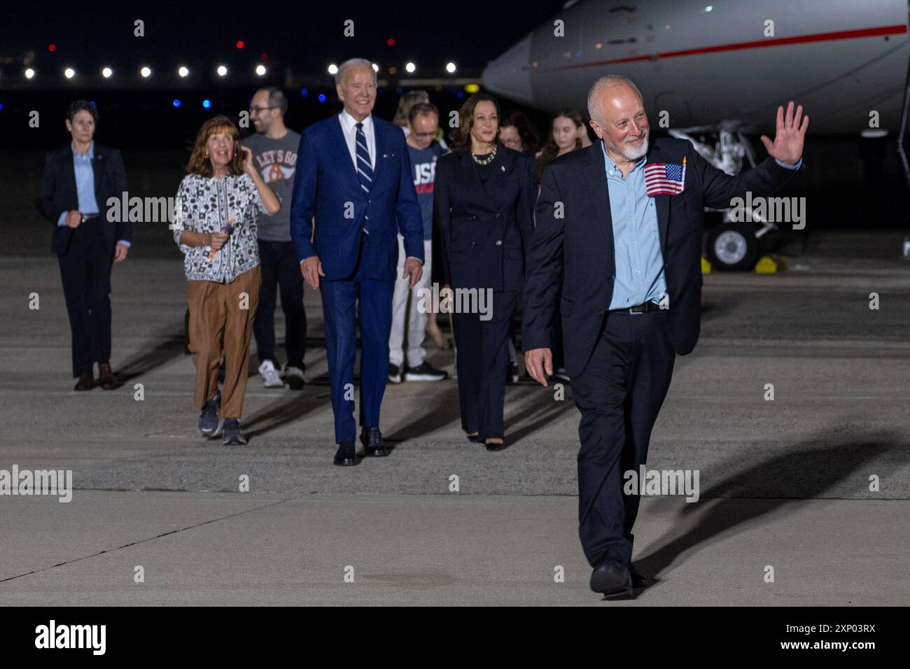 Il presidente Joe Biden, il vicepresidente Kamala Harris e i membri della famiglia di tre americani che tornano negli Stati Uniti dopo il rilascio dalla custodia russa camminano verso il pool dei media presso Joint base Andrews, MD, 1 agosto 2024. (Foto U.S. Air Force di Airman 1st Class Daniel Walderbach) Foto Stock