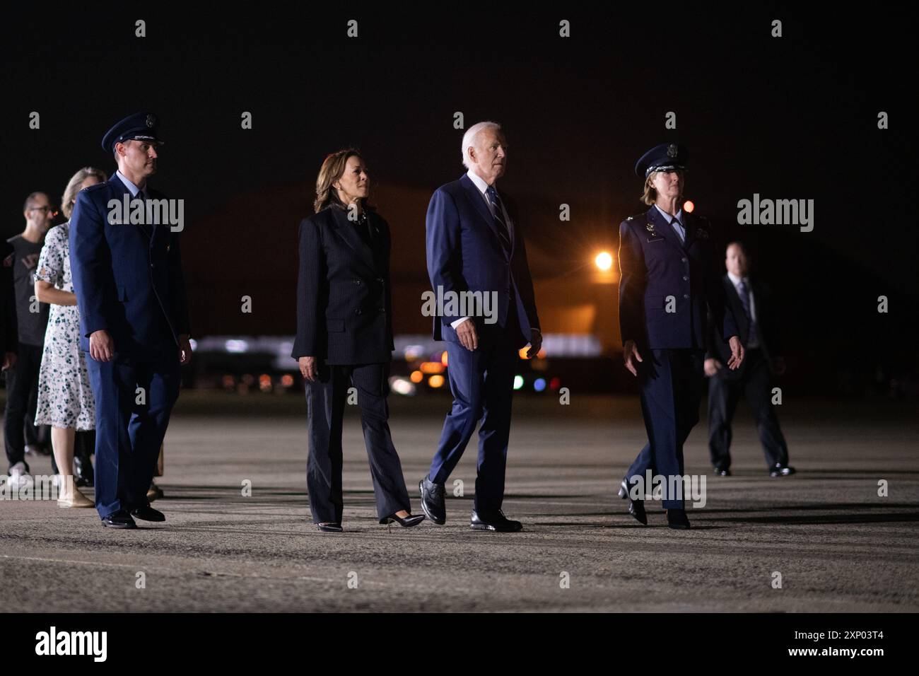 Il presidente Joe Biden, il vicepresidente Kamala Harris e i leader del 89th Airlift Wing camminano con i familiari di cittadini americani di ritorno dalla custodia russa alla Joint base Andrews, MD, 1 agosto 2024. Gli americani furono rilasciati come parte di uno scambio di prigionieri di 24 persone tra Stati Uniti, Russia e circa altri sei paesi. (Foto U.S. Air Force di Senior Airman Bridgitte Taylor) Foto Stock