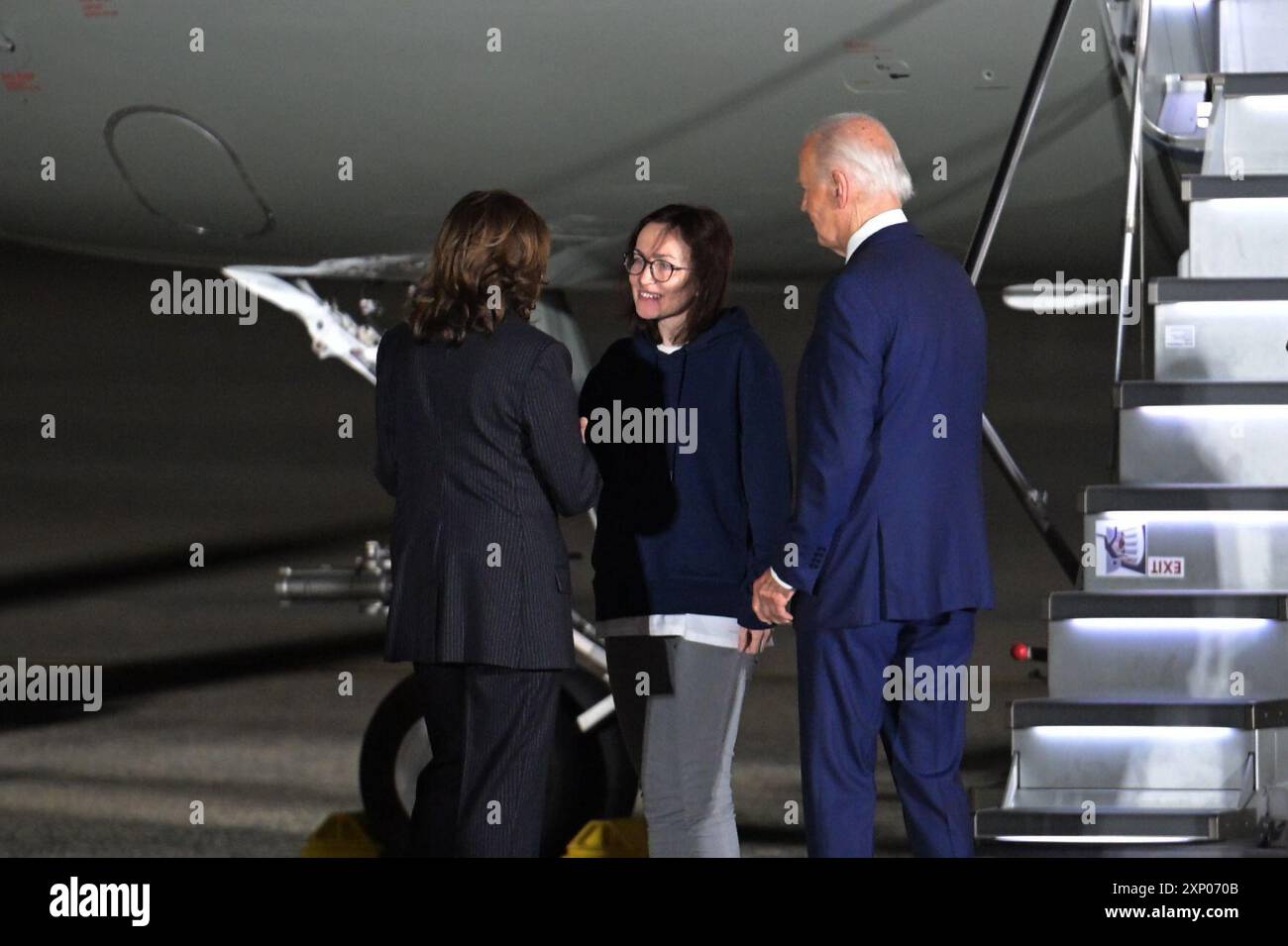 Il vicepresidente Kamala Harris, a sinistra, parla con il giornalista russo-americano Alsu Kurmasheva, insieme al presidente Joe Biden dopo essere arrivato alla Joint base Andrews, MD, 1 agosto 2024, in seguito al suo rilascio dalla custodia russa. Il ritorno di Kurmasheva faceva parte del più grande scambio di prigionieri dopo la Guerra fredda. (Foto U.S. Air Force di staff Sgt. Isaac March) Foto Stock