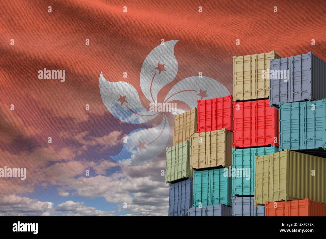 Bandiera di Hong kong e una grande pila di container per il trasporto merci in banchine con sfondo cielo in primo piano Foto Stock