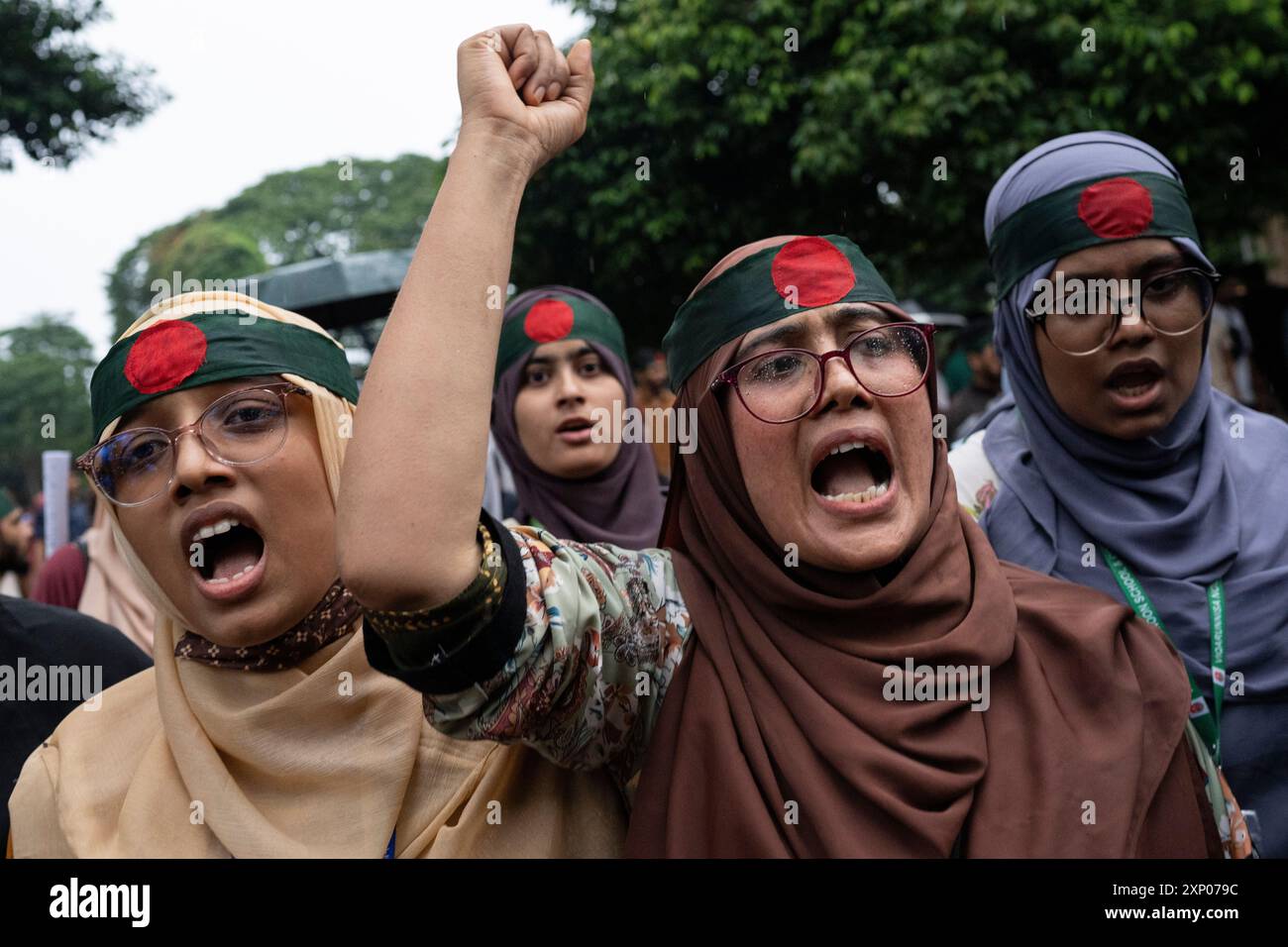 Dacca, Bangladesh. 2 agosto 2024. Gli studenti vengono visti cantare slogan durante la dimostrazione. Attivisti del Bangladesh, insegnanti, tutori, artisti, rappresentanti della società civile e leader di varie organizzazioni studentesche hanno protestato contro il primo ministro Sheikh Hasina e il suo governo e hanno chiesto giustizia per più di 200 persone uccise nelle violente manifestazioni del mese scorso a Dacca, Bangladesh. (Foto di Fatima Tuj Johora/SOPA Images/Sipa USA) credito: SIPA USA/Alamy Live News Foto Stock