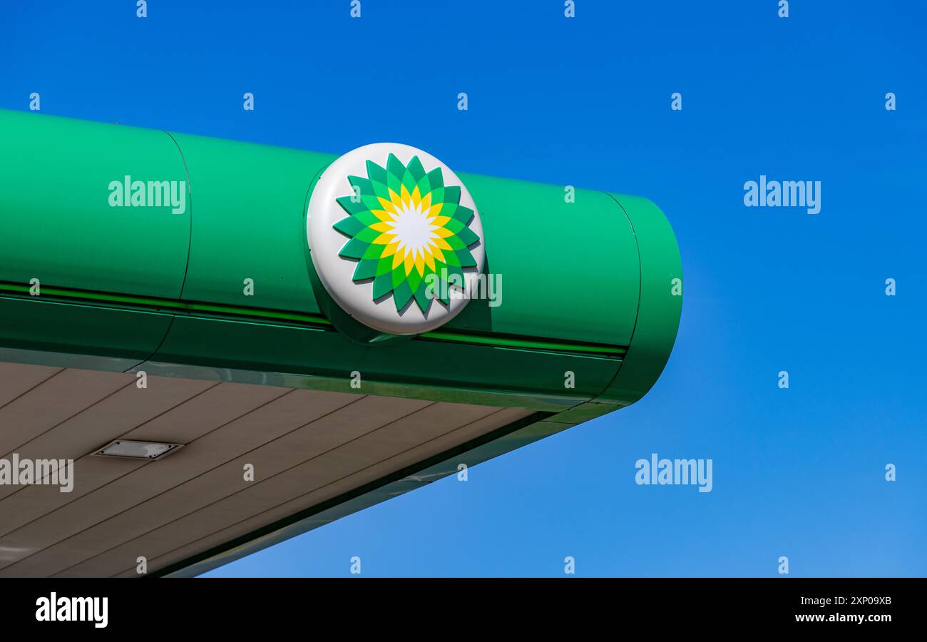 Un'immagine del logo BP sulla parte superiore di una stazione di servizio Foto Stock