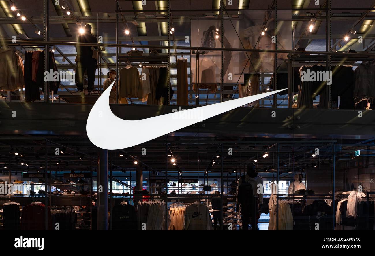 Un'immagine del grande logo Nike sulla vetrina di un negozio di abbigliamento Foto Stock