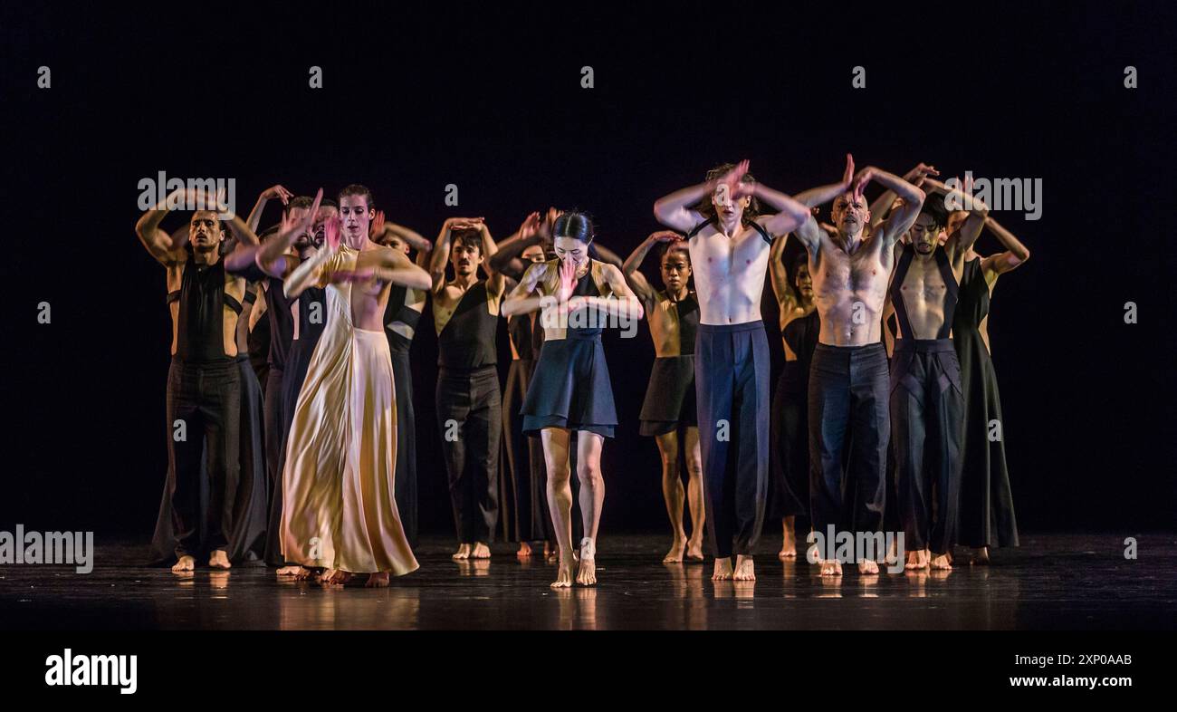 Staatsballett Berlin in co-produzione con Sasha Waltz ospiti: SYM-PHONIE MMXX per danza, luce e orchestra. La coreografa Sasha Waltz Foto Stock