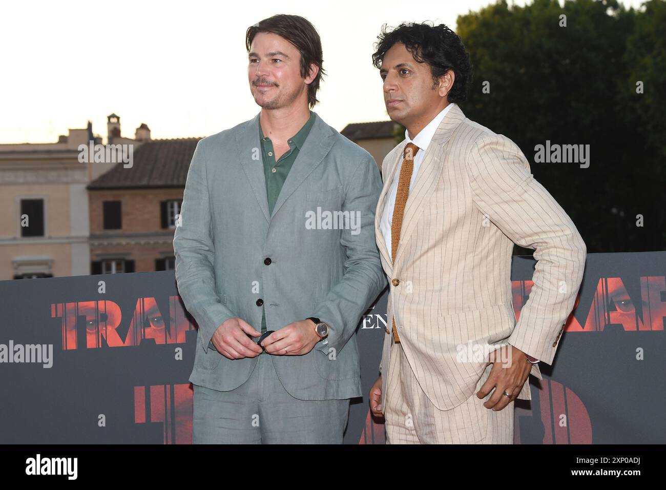 Roma, Italia. 2 agosto 2024. L'attore e produttore cinematografico americano Josh Daniel Hartnett e lo sceneggiatore e produttore cinematografico indiano nato negli Stati Uniti M. Night Shyamalan sul tappeto rosso del film Trap alla terrazza Barberini. (Foto di massimo Insabato/SOPA Images/Sipa USA) credito: SIPA USA/Alamy Live News Foto Stock