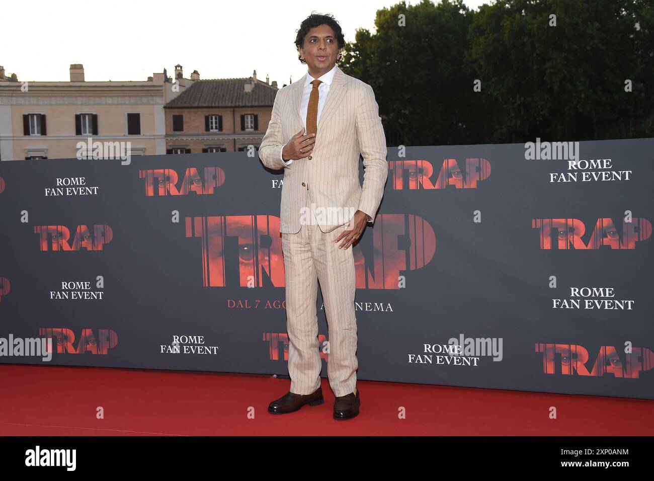 Roma, Italia. 2 agosto 2024. Lo sceneggiatore e produttore cinematografico indiano nato NEGLI STATI UNITI M. Night Shyamalan sul tappeto rosso del film Trap alla terrazza Barberini. (Foto di massimo Insabato/SOPA Images/Sipa USA) credito: SIPA USA/Alamy Live News Foto Stock