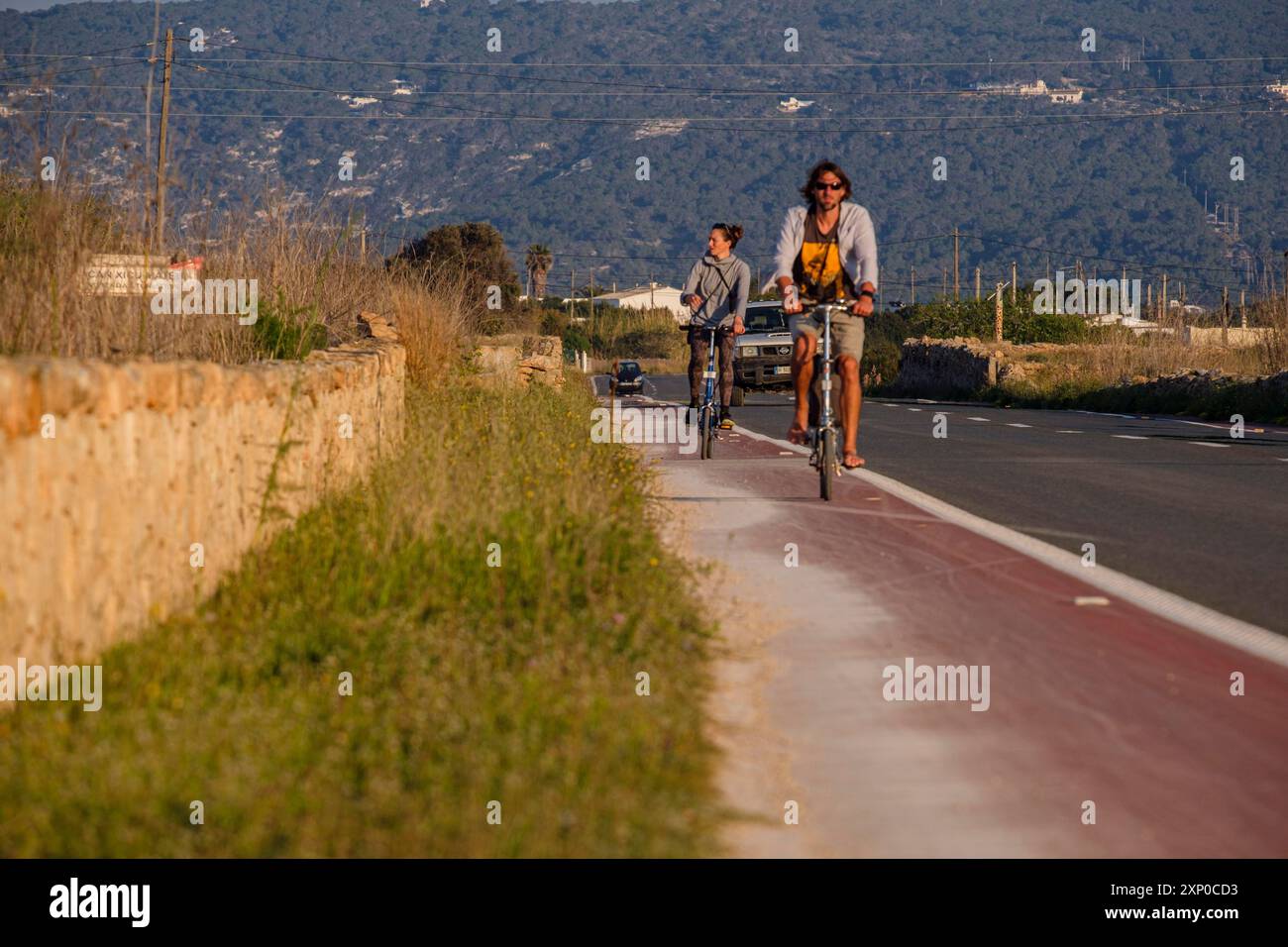 Ciclisti sulla via principale, Formentera, Isole Pitiusas, Comunità Baleari, Spagna Foto Stock