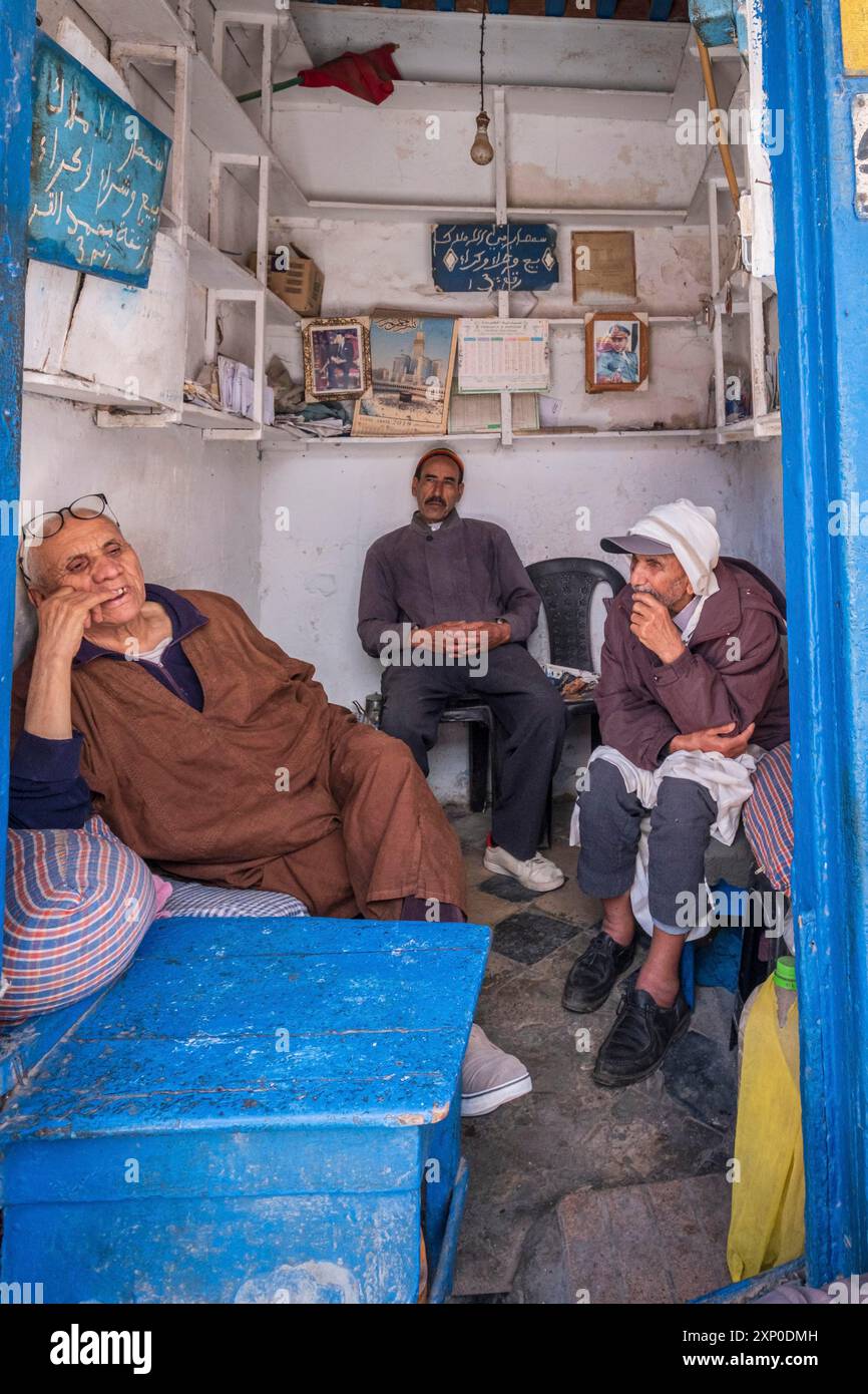 Uomini rilassanti, dintorni della Moschea Ben Youssef, Essaouira, marocco Foto Stock