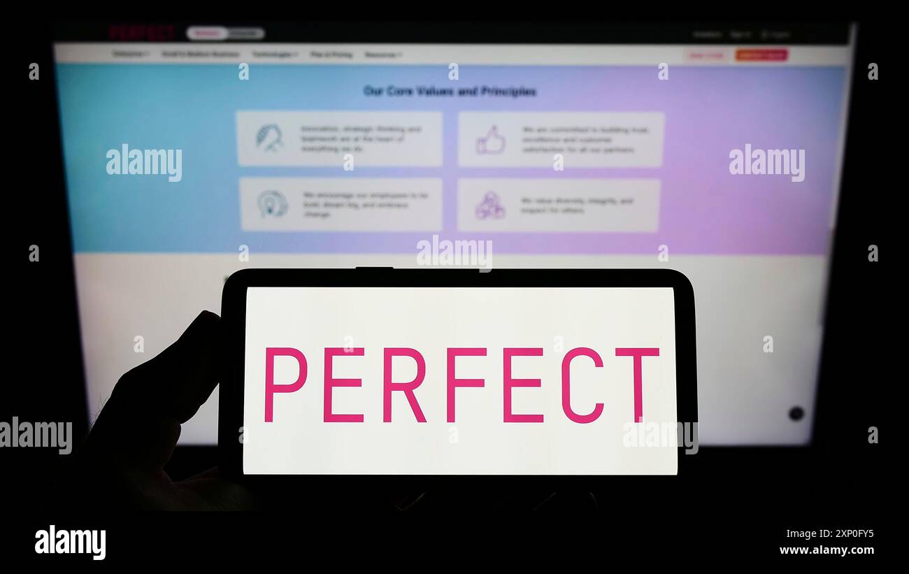 Stuttgart, Germania, 03-06-2022: Persona con smartphone con logo della società di bellezza taiwanese Perfect Corp. Sullo schermo di fronte al sito web. Foto Stock