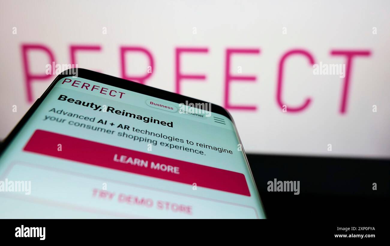 Stoccarda, Germania, 03-06-2022: Smartphone con sito web della società di bellezza taiwanese Perfect Corp. Sullo schermo davanti al logo aziendale. Concentrati su Foto Stock