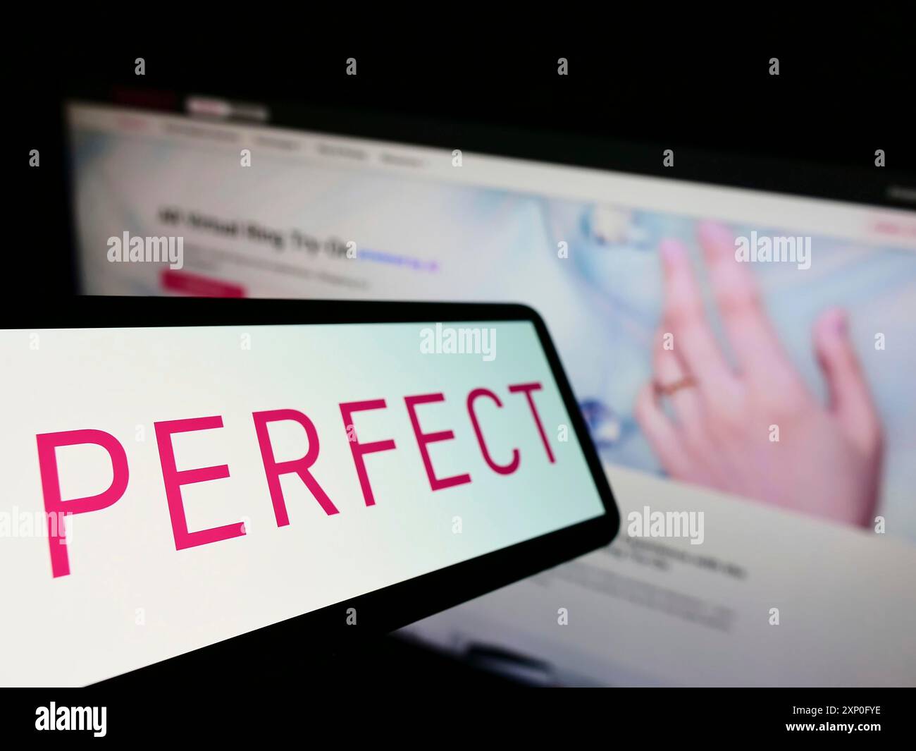 Stoccarda, Germania, 03-06-2022: Telefono cellulare con logo della società di bellezza taiwanese Perfect Corp. Sullo schermo di fronte al sito web aziendale. Concentrati Foto Stock