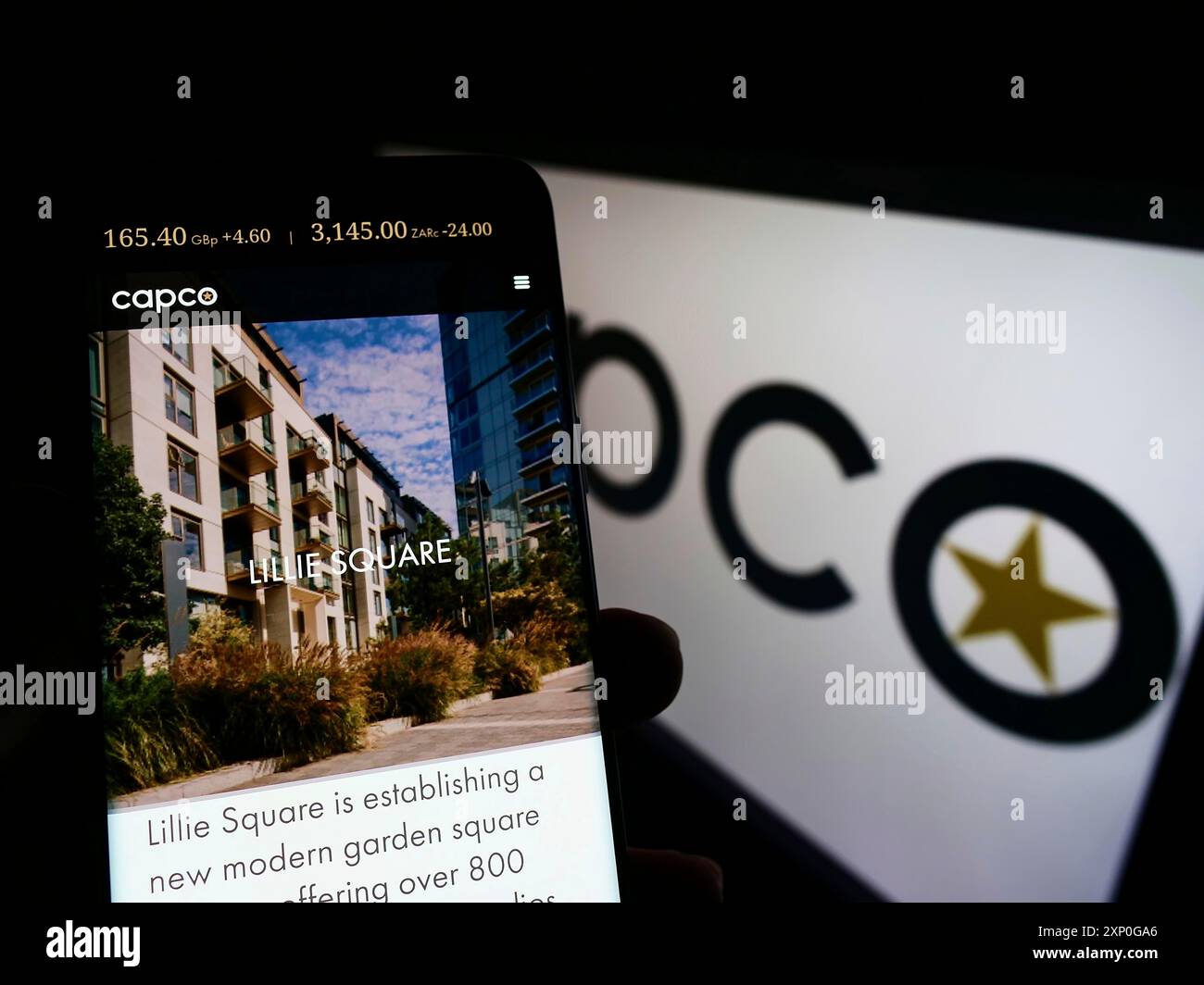 Stoccarda, Germania, 05-08-2022: Persona che detiene il cellulare con pagina web della società Capital Counties Properties plc (Capco) sullo schermo con il logo. Concentrati Foto Stock