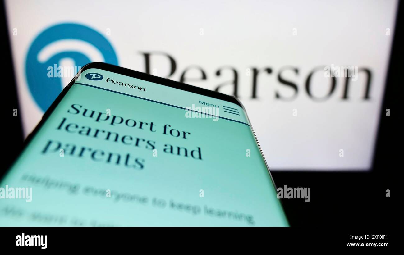Stoccarda, Germania, 01-30-2022: Smartphone con sito web della casa editrice britannica Pearson plc sullo schermo davanti al logo aziendale. Concentrati su Foto Stock