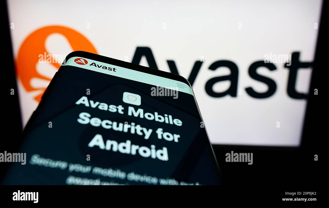 Stoccarda, Germania, 01-29-2022: Telefono cellulare con sito web della società di sicurezza informatica Avast software s.r.o. sullo schermo davanti al logo aziendale. Concentrati Foto Stock