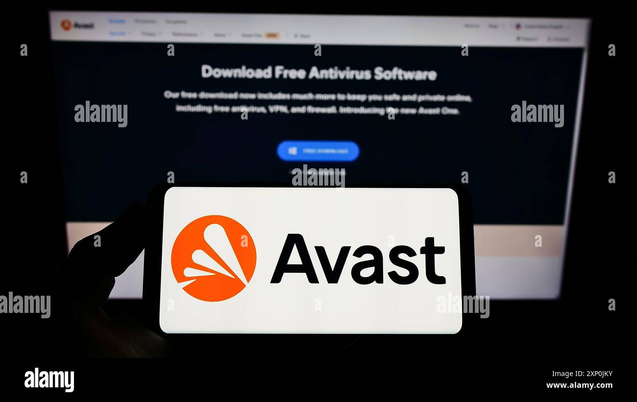Stoccarda, Germania, 01-29-2022: Persona che detiene uno smartphone con il logo della società di sicurezza informatica Avast software s.r.o. sullo schermo davanti al sito web. Foto Stock