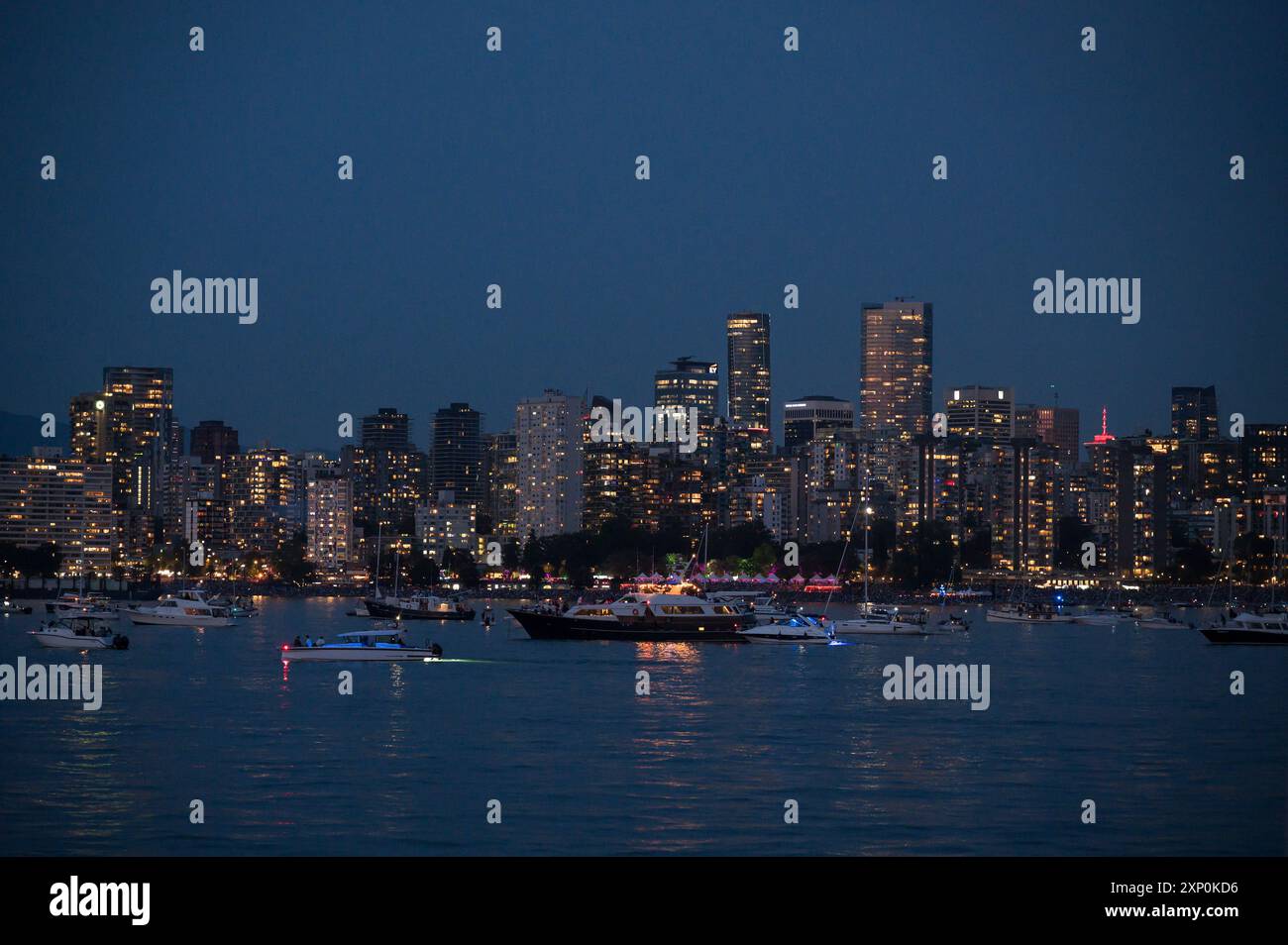 Imbarcazioni da diporto a English Bay in vista dello spettacolo di fuochi d'artificio Festival of Lights. Vancouver, British Columbia, Canada. Foto Stock