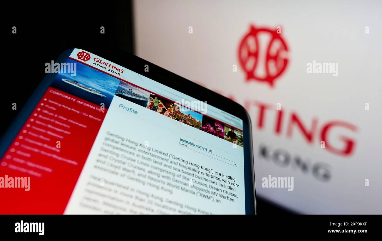 Stoccarda, Germania, 01-15-2022: Telefono cellulare con sito web della società turistica Genting Hong Kong Limited sullo schermo davanti al logo aziendale. Concentrati su Foto Stock