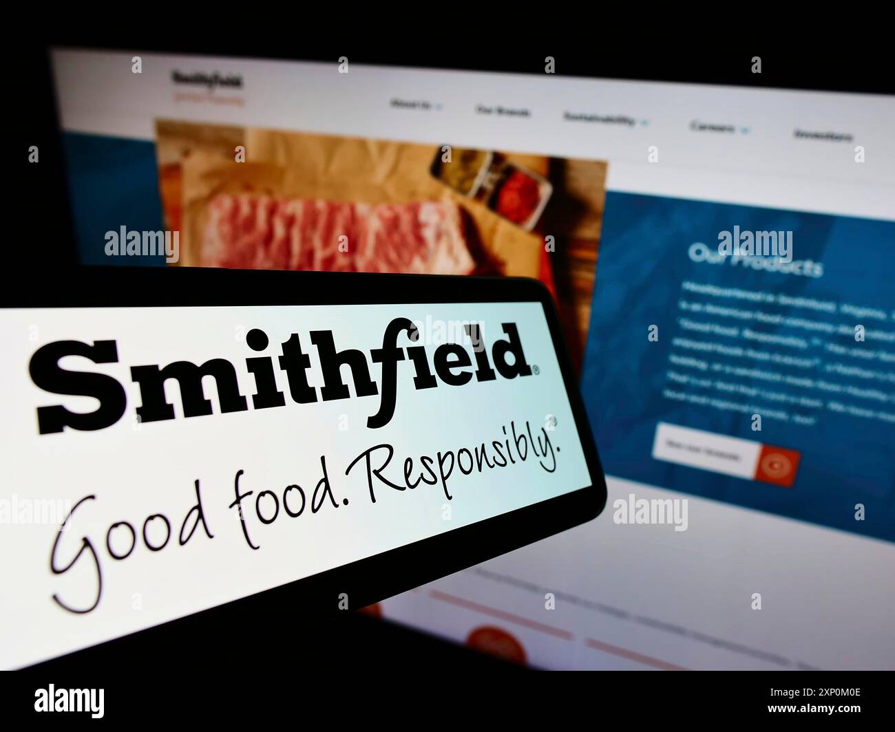 Stoccarda, Germania, 12-01-2022: Cellulare con logo della società di trasformazione alimentare statunitense Smithfield Foods Inc. Sullo schermo davanti al sito Web. Concentrati su Foto Stock