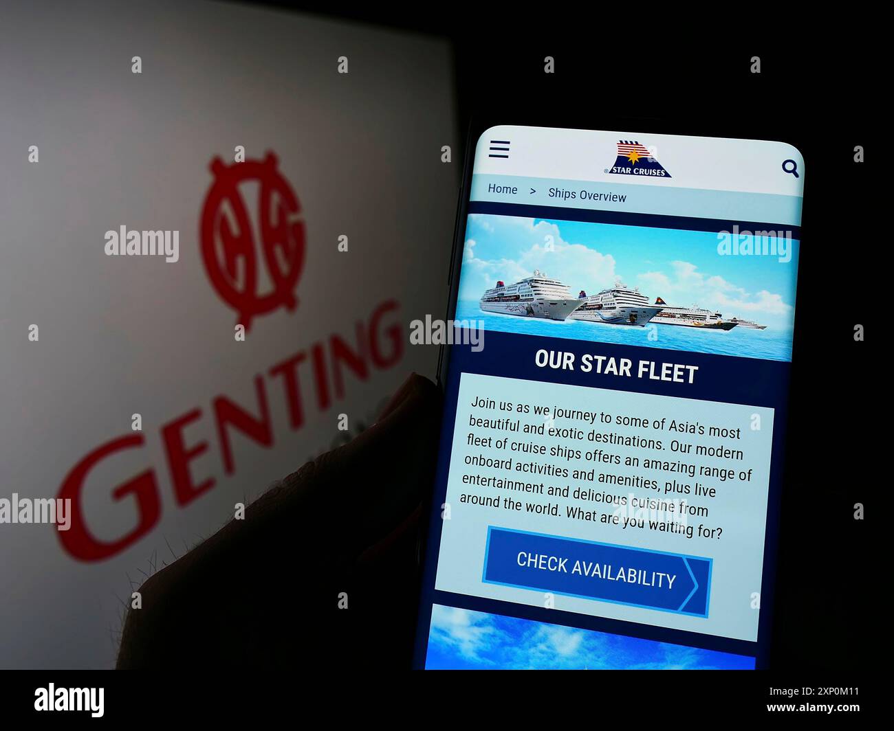 Stoccarda, Germania, 01-15-2022: Persona che detiene un cellulare con pagina web di Business Star Cruises sullo schermo con il logo della società Genting Hong Kong. Concentrati Foto Stock