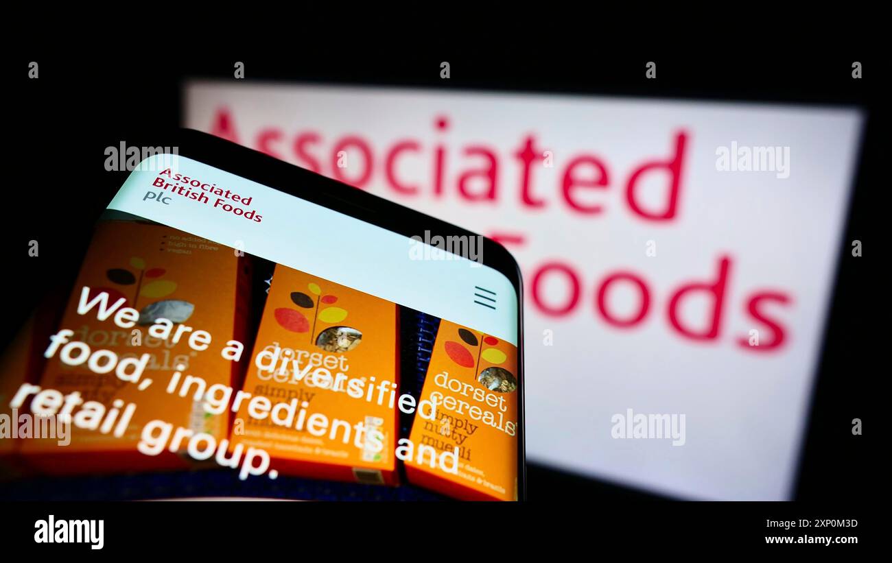 Stoccarda, Germania, 01-08-2022: Telefono cellulare con sito web della società Associated British Foods plc (ABF) sullo schermo davanti al logo aziendale. Concentrati su Foto Stock