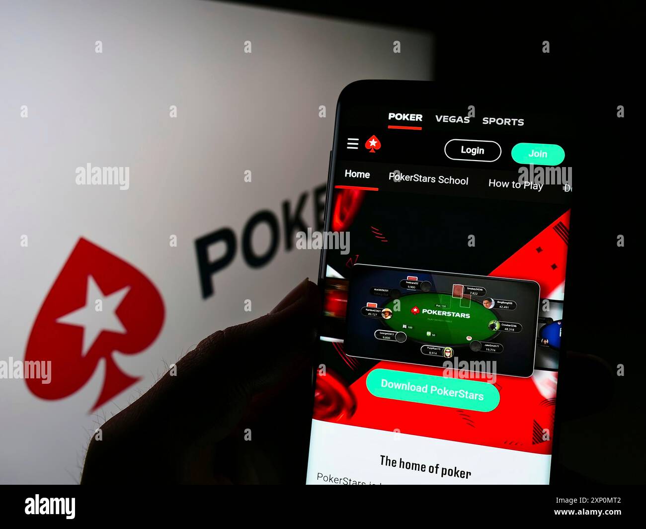 Stoccarda, Germania, 01-06-2022: Persona in possesso di smartphone con sito web di poker online Cardroom PokerStars sullo schermo davanti al logo aziendale. Concentrati Foto Stock