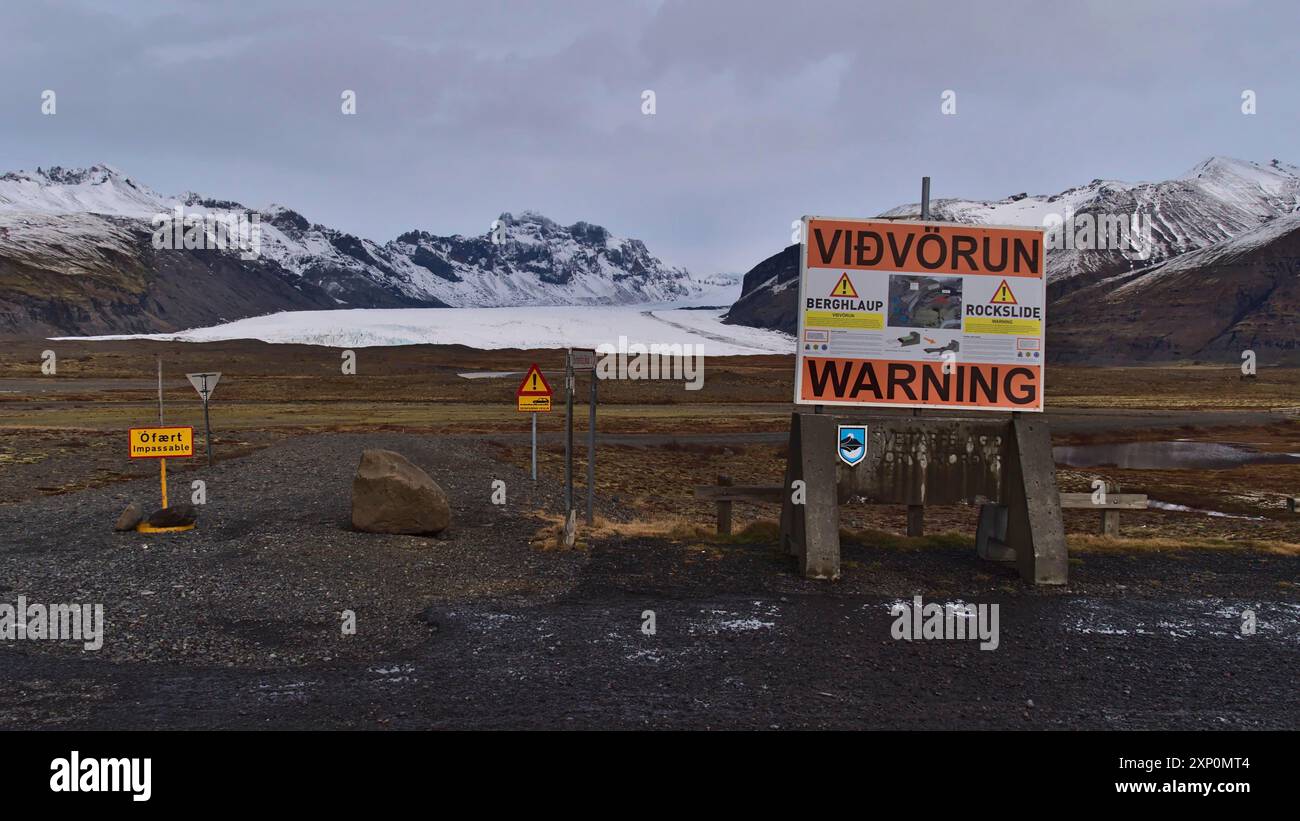 Svinafellsjoekull, Islanda, 03-25-2021: Strada chiusa per Svinafellsjoekull con un cartello di avvertimento per la frana nella stagione invernale con ghiacciaio Foto Stock