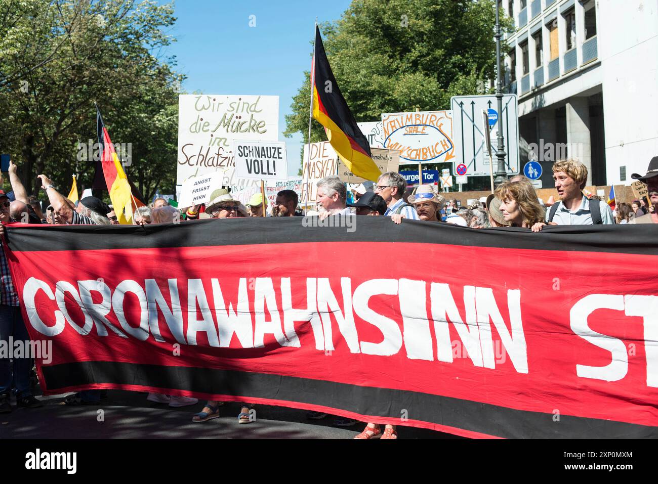 Dimostrazione a Berlino, Germania, il 1,8.2020, protesta contro i regolamenti corona, strada 17. Giugno, porta di Brandeburgo Foto Stock