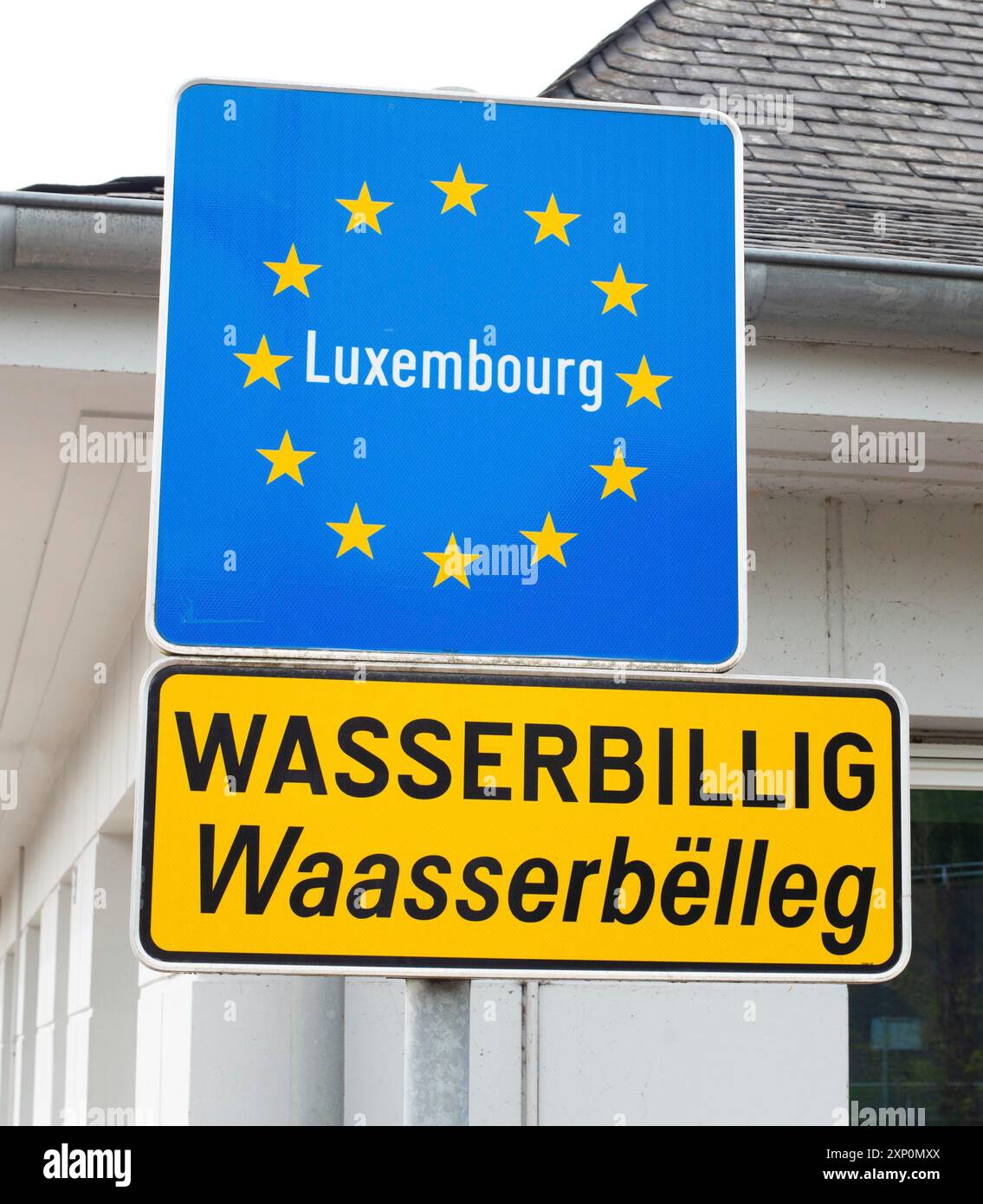 Confine tra Lussemburgo e Germania, segno della bandiera dell'Unione europea, città di Wasserbillig alla frontiera, punto di controllo del Benelux Foto Stock