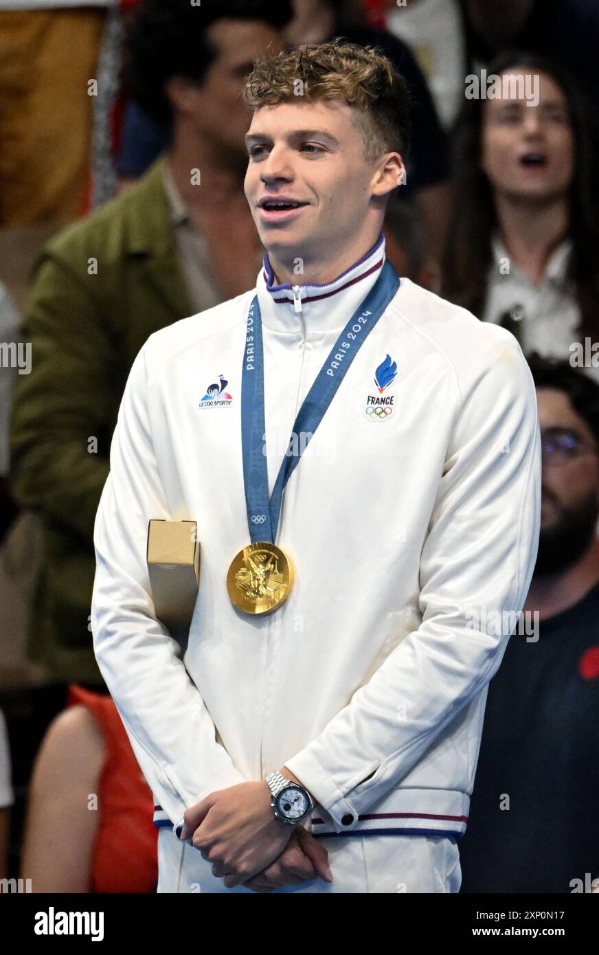 2 agosto 2024; Giochi Olimpici di Parigi, Parigi, Francia, 7° giorno; finali di nuoto all'Arena la Defence, finale individuale di medley maschile 200m, Leon Marchand di Francia con la sua medaglia d'oro Foto Stock