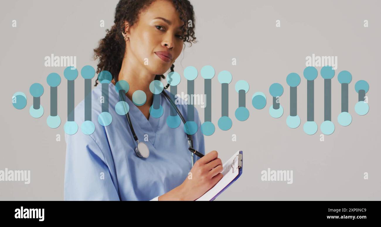 Scrittura sugli appunti, infermiere con immagine del filamento di DNA su sfondo grigio Foto Stock