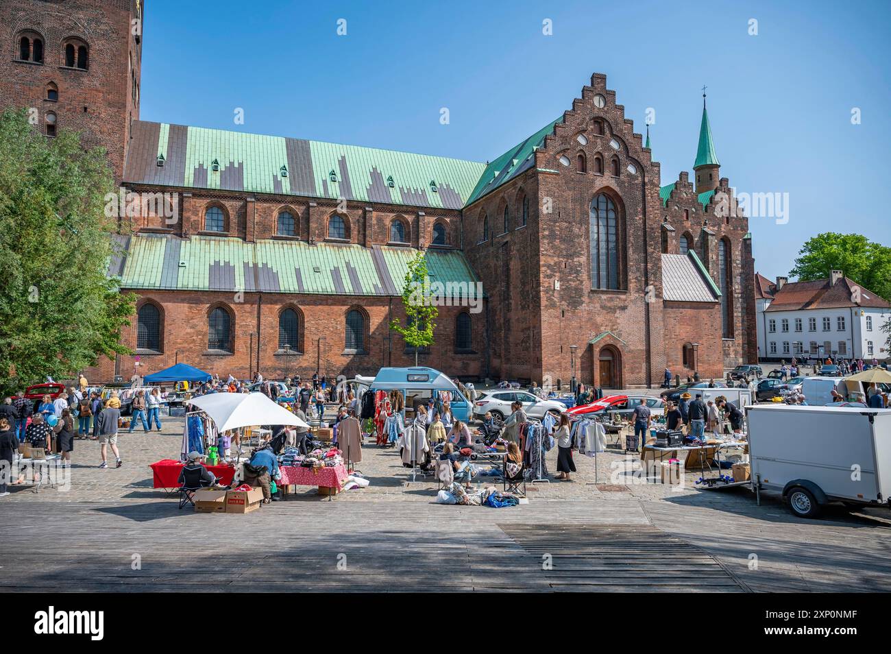 Mercato delle pulci, mercato dell'arte di fronte alla cattedrale di Aarhus con molte bancarelle diverse, Danimarca Foto Stock