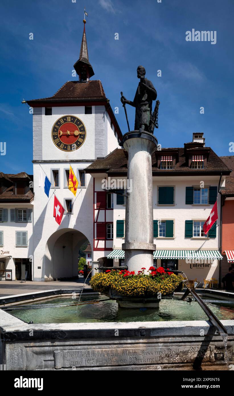 Cancello inferiore, chiesa patrona San Paolo, dello scultore di Lucerna Rolf Brem, bandiere, bandiera nazionale, Willisau, Canton Lucerna, Svizzera Foto Stock