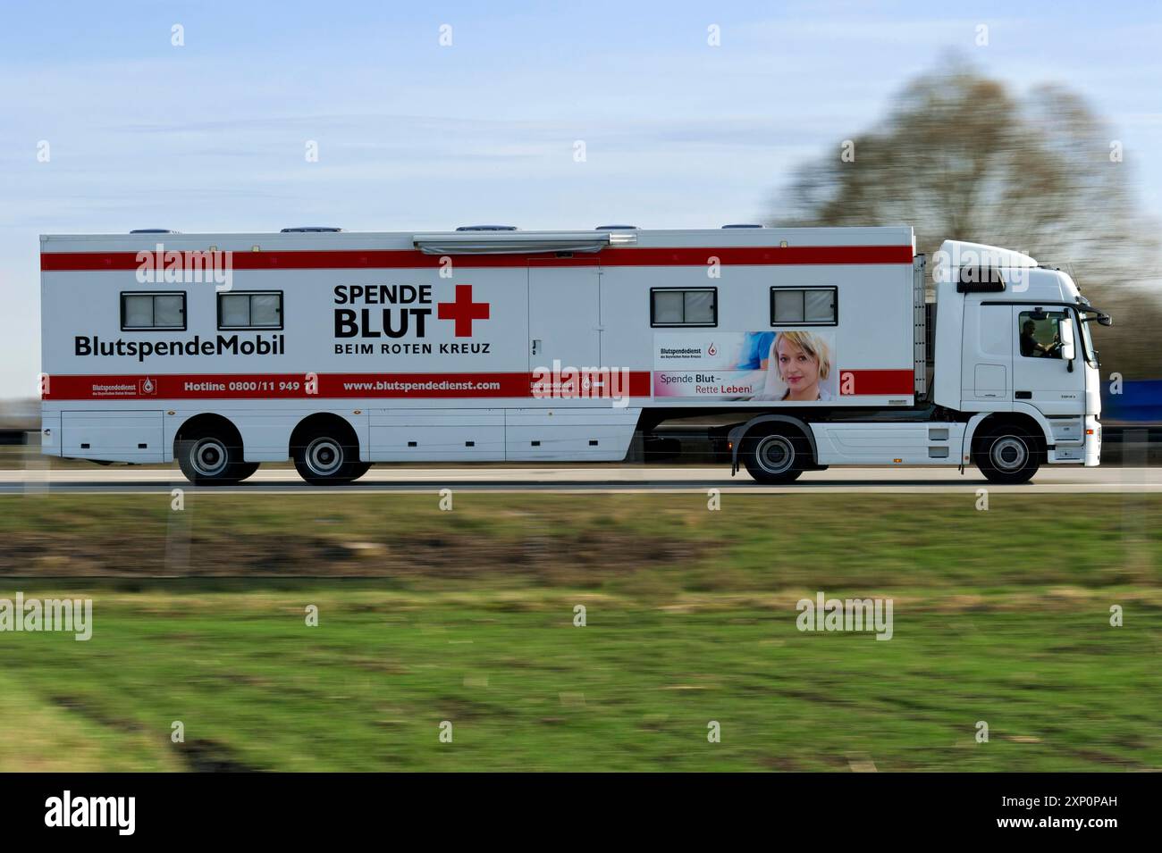 Autocarro, autocarro, autocarro articolato, Blutspende Mobil, donare sangue, servizio donazioni di sangue, Croce Rossa tedesca che guida veloce sull'autostrada A92, Motion Foto Stock