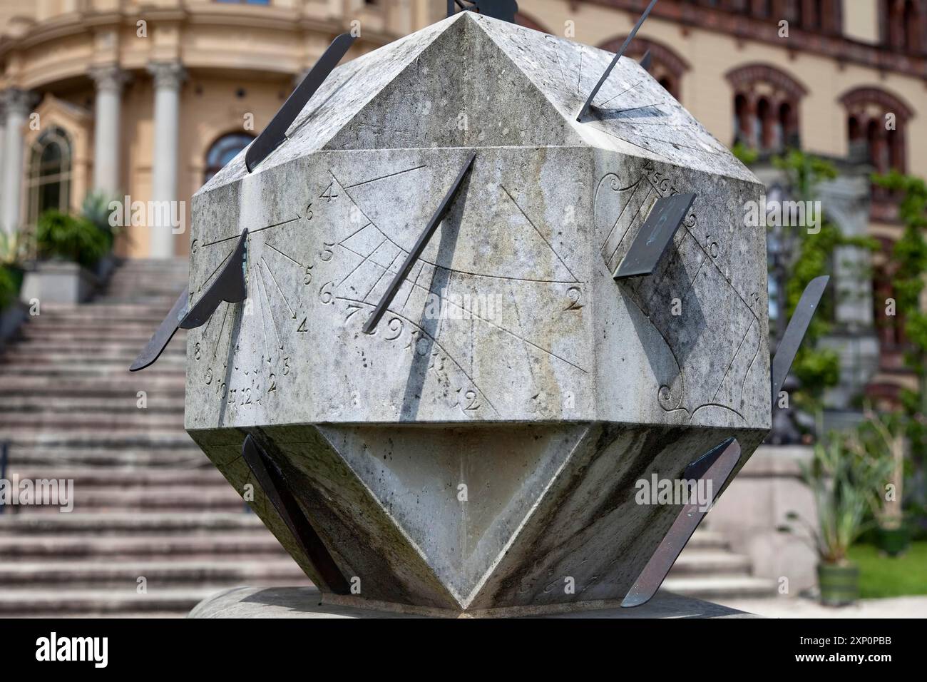 Meridiana sotto forma di prisma del 1844 di fronte al castello di Schwerin in Germania Foto Stock