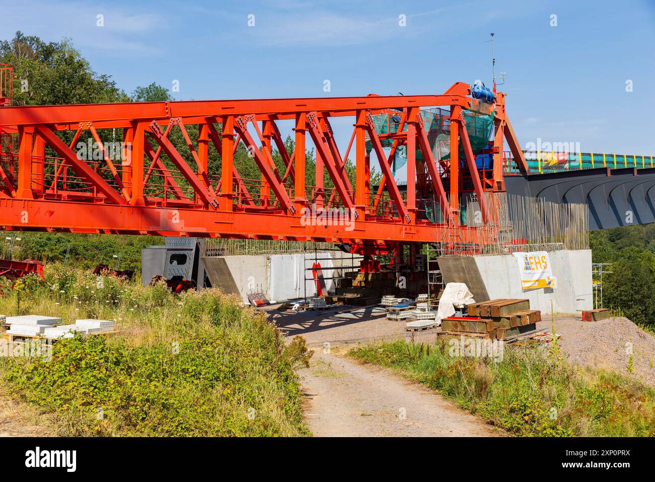 Il nuovo ponte sulla tangenziale sud di Pirna sarà lungo 916 metri, alto 70 metri e richiederà 250 tonnellate di acciaio. DEGES sta costruendo il 3,8 Foto Stock