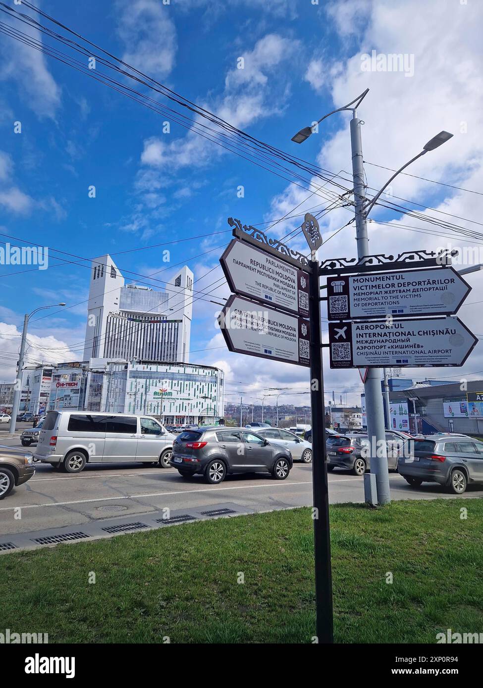 CHISINAU, MOLDAVIA, 20 marzo 2024 traffico cittadino durante l'ora di punta al mattino alla rotatoria con vista sul centro commerciale Atrium e viaggio Foto Stock
