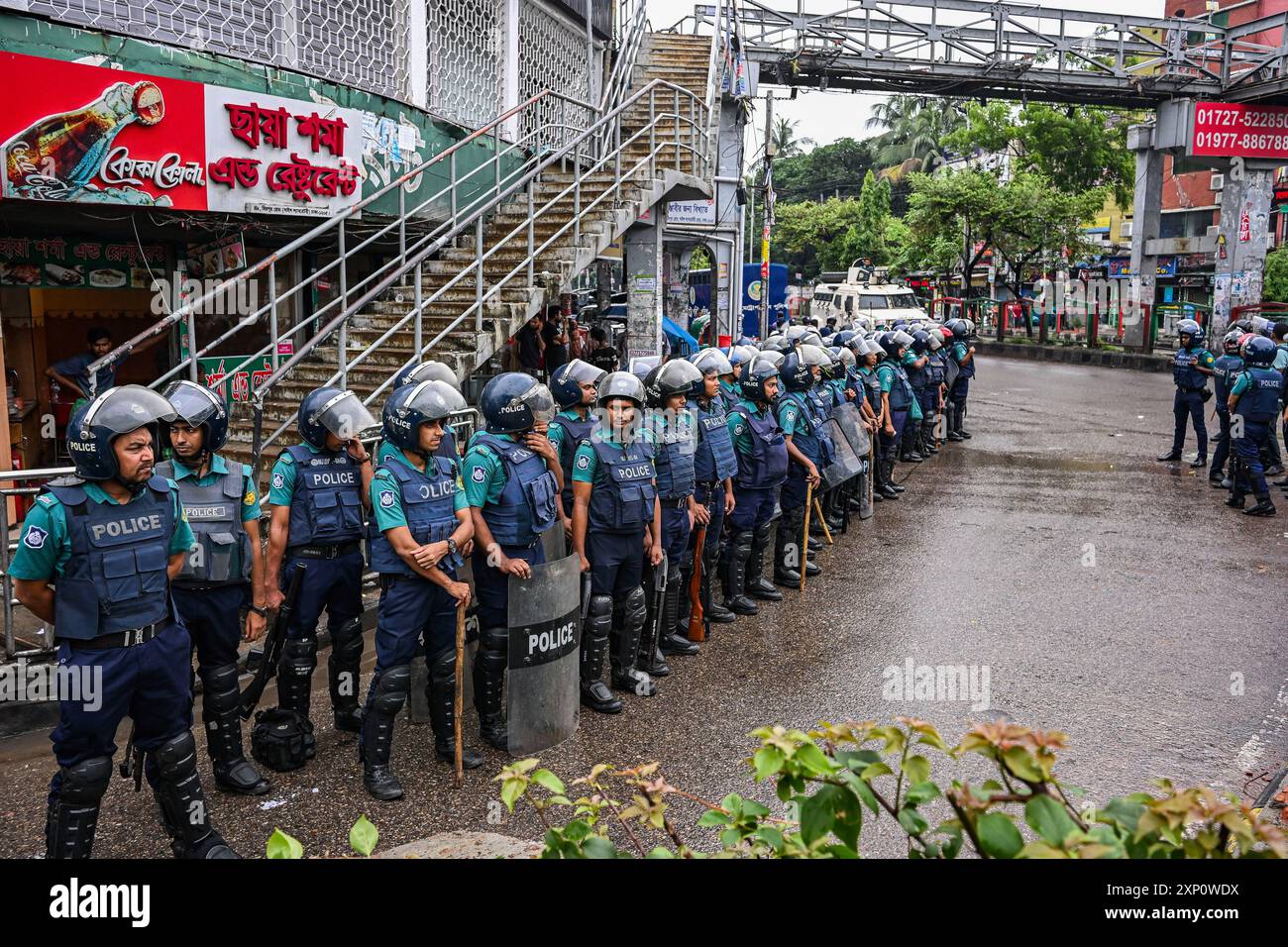 Dacca, Bangladesh. 2 agosto 2024. Gli agenti di polizia del Bangladesh sono di guardia durante una marcia dimostrativa. Studenti, insegnanti, attivisti per i diritti umani e attivisti culturali del Bangladesh partecipano a una marcia di protesta contro il primo ministro Sheikh Hasina e il suo governo per chiedere giustizia a più di 200 persone uccise nelle violente manifestazioni del mese scorso per le quote di lavoro del governo, a Dacca. Credito: SOPA Images Limited/Alamy Live News Foto Stock