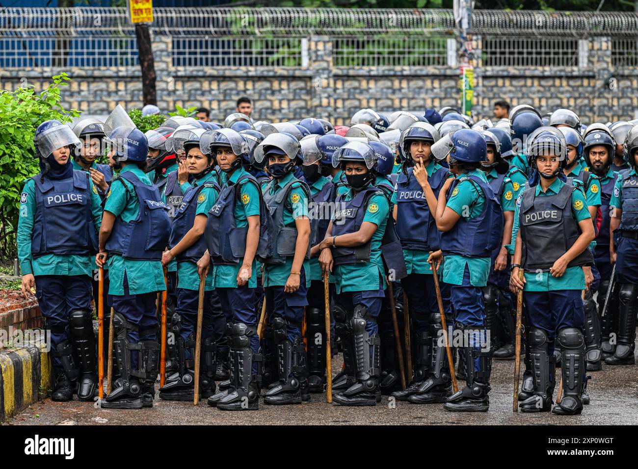 Dacca, Bangladesh. 2 agosto 2024. Gli agenti di polizia del Bangladesh sono di guardia durante una marcia dimostrativa. Studenti, insegnanti, attivisti per i diritti umani e attivisti culturali del Bangladesh partecipano a una marcia di protesta contro il primo ministro Sheikh Hasina e il suo governo per chiedere giustizia a più di 200 persone uccise nelle violente manifestazioni del mese scorso per le quote di lavoro del governo, a Dacca. (Foto di Zabed Hasnain Chowdhury/SOPA Images/Sipa USA) credito: SIPA USA/Alamy Live News Foto Stock