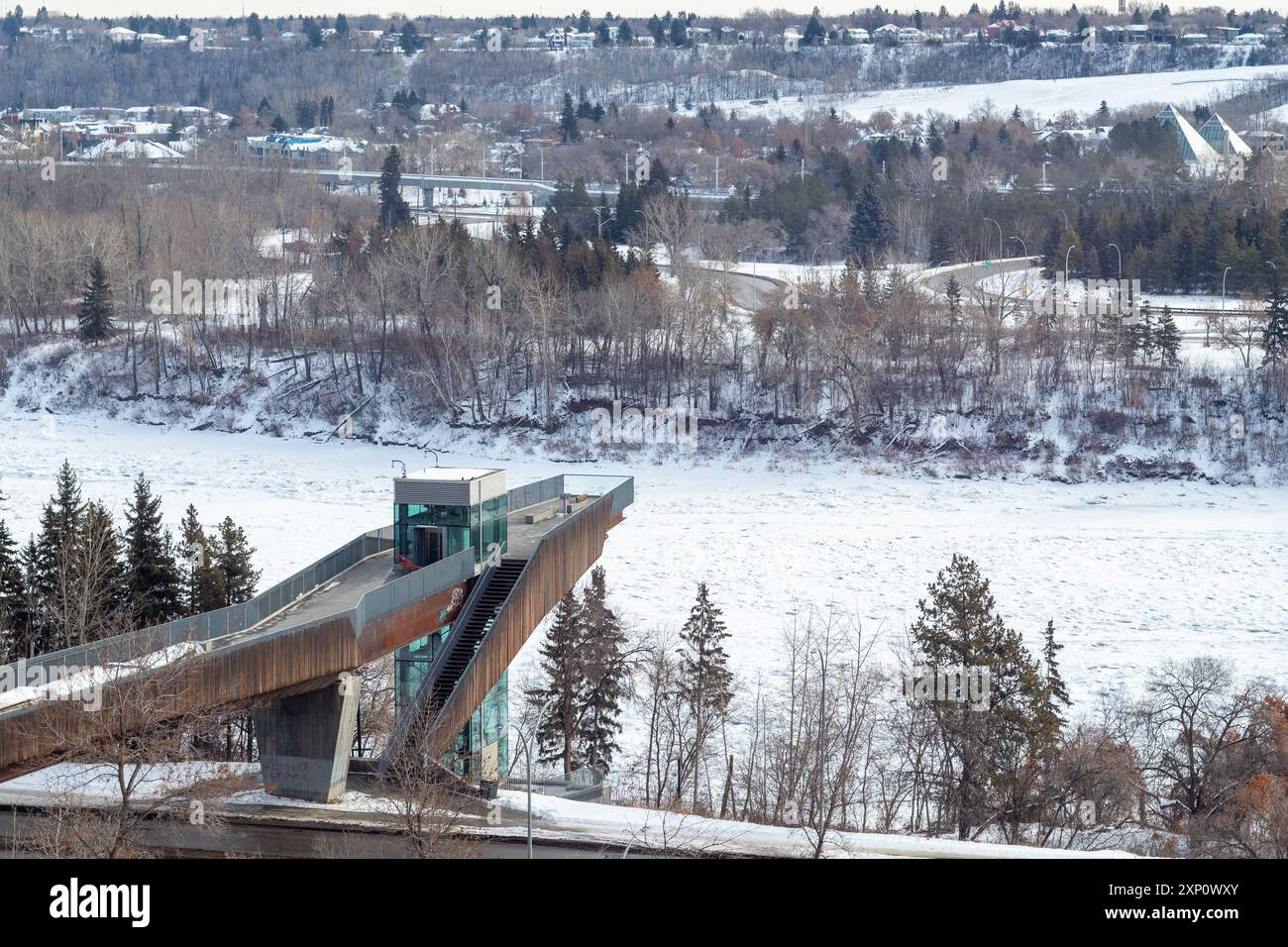 Il Frederick G Todd Lookout si affaccia su un ghiacciato fiume North Saskatchewan a Edmont, Alberta, Canada Foto Stock