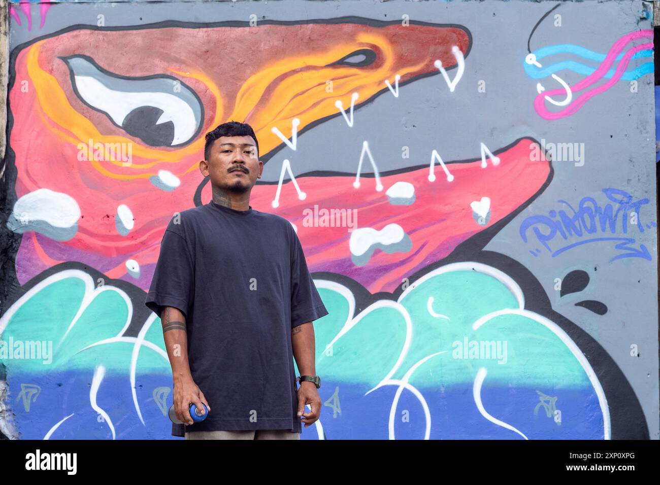 Makoi, un artista di strada di Cebuano con il suo colorato lavoro bestia a Cebu City, Filippine Foto Stock