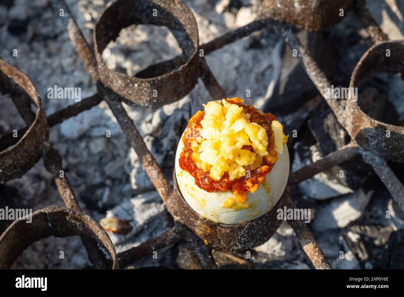 Balut grigliato con formaggio grattugiato servito a Cebu, Filippine Foto Stock