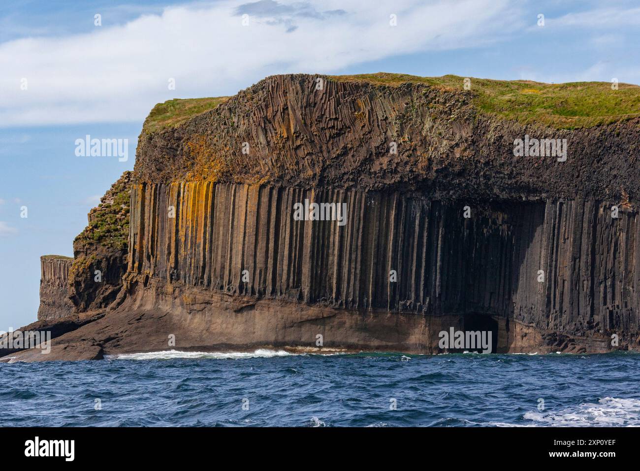 Formazioni rocciose di basalto sull'isola di Staffa, Ebridi interne, Scozia. La grotta di Fingal fu resa famosa dal compositore Felix Mendelsohn che visitò l'isola nel 1829 e poi scrisse l'Ouverture delle Ebridi, comunemente nota come l'Ouverture della grotta di Fingal. Foto Stock