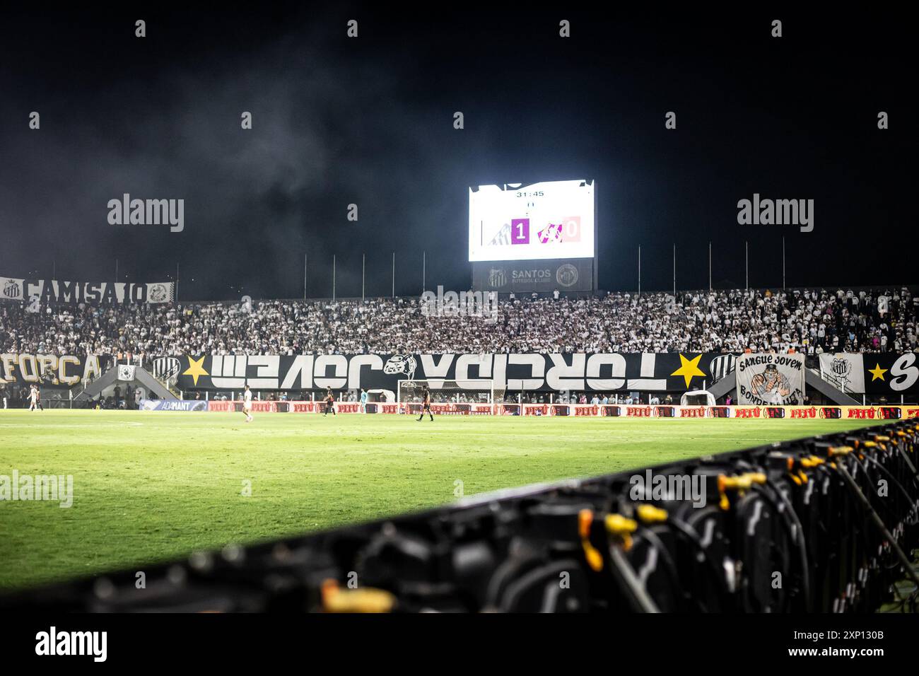 Santos, Brasile. 3 agosto 2024. SP - SANTOS - 08/02/2024 - BRASILEIRO B 2024, SANTOS x SPORT - tifosi durante una partita tra Santos e Sport allo stadio Vila Belmiro per il campionato brasiliano B 2024. Foto: Abner Dourado/AGIF credito: AGIF/Alamy Live News Foto Stock