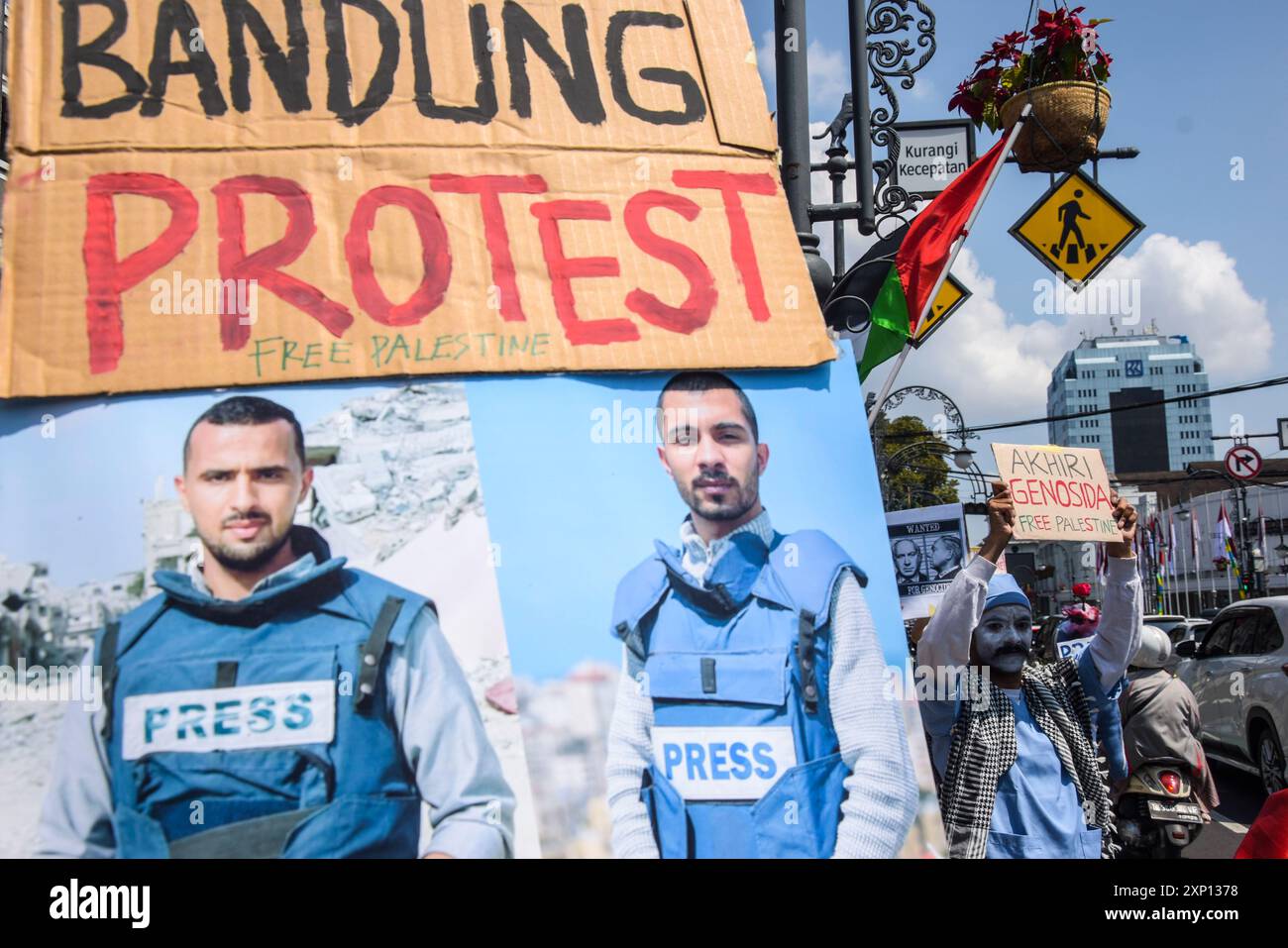 Bandung, Giava Occidentale, Indonesia. 3 agosto 2024. L'artista indonesiano Wanggi Hoediyanto, che fa parte dello Spirito Bandung di Palestina, tiene un cartello durante una protesta per la giornata globale della solidarietà per Gaza presso il Monumento di Dasasila, Bandung, Giava occidentale. La protesta, che si è tenuta in concomitanza con il 300° giorno del genocidio israeliano in Palestina, ha chiesto la fine del massacro israeliano dei palestinesi e di consentire immediatamente agli aiuti di entrare in Palestina ed ha espresso le condoglianze per l'uccisione del leader di Hamas Ismail Haniyeh. (Credit Image: © Dimas Rachmatsyah/ZUMA Press Wire) SOLO PER USO EDITORIALE! No Foto Stock