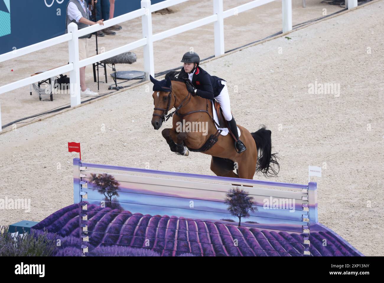 Parigi, Francia. 2 agosto 2024. Olimpiadi di Parigi: Equestre. Harry Charles di Gran Bretagna in sella a Romeo durante la gara di salto a squadre a Versailles oggi. La Gran Bretagna ha vinto la medaglia d'oro. Crediti: Adam Stoltman/Alamy Live News Foto Stock