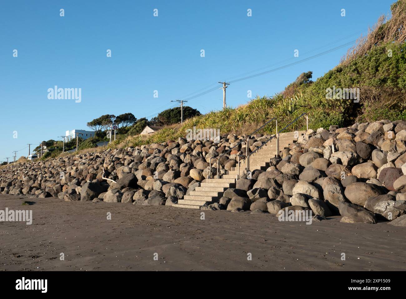L'uomo ha fatto la diga per proteggere dall'erosione costiera a Paekakariki, Kapiti, nuova Zelanda Foto Stock
